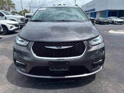 Used 2023 Chrysler Pacifica Touring-L FWD image 17
