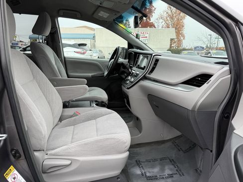 Used 2016 Toyota Sienna LE image 13