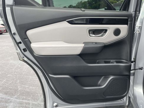Used 2025 Honda Pilot Touring image 11