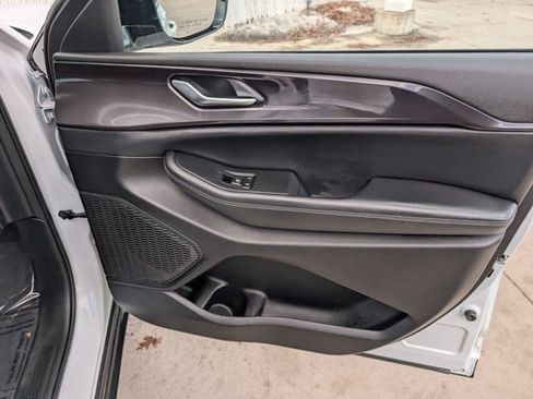 Used 2023 Jeep Grand Cherokee Altitude image 31