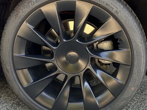 Used 2021 Tesla Model Y Long Range image 10