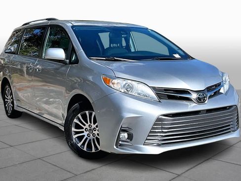 Used 2019 Toyota Sienna XLE image 2