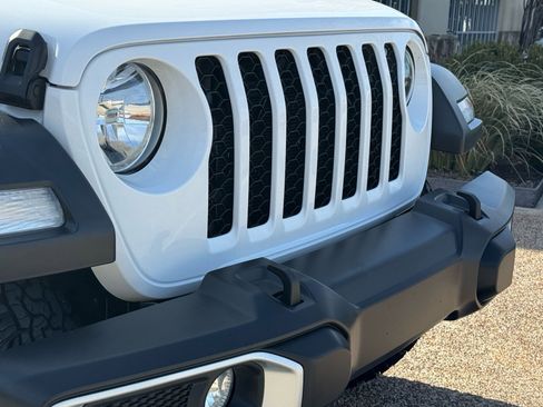 Used 2023 Jeep Gladiator Sport image 2