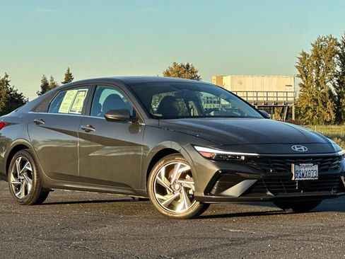 Used 2025 Hyundai Elantra SEL w/ Cargo Package image 2