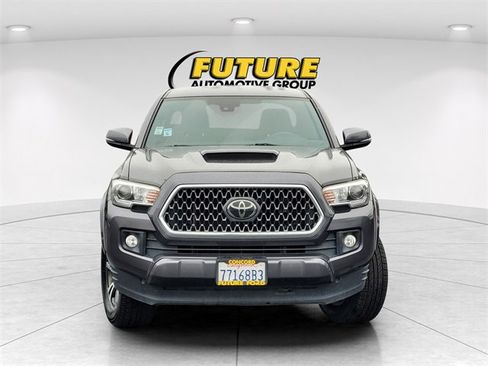 Used 2018 Toyota Tacoma TRD Sport image 3