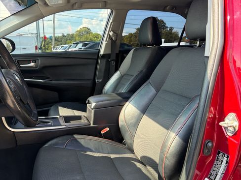 Used 2017 Toyota Camry SE w/ Moonroof Package FWD image 10