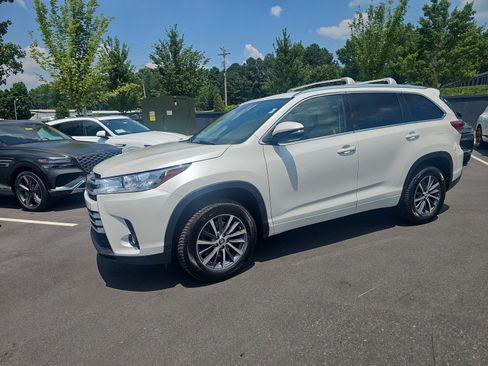 Used 2018 Toyota Highlander XLE FWD image 1