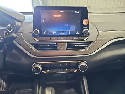 Used 2025 Nissan Altima 2.5 SV FWD image 19