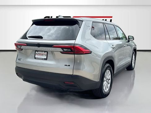 Used 2024 Toyota Grand Highlander XLE FWD image 7