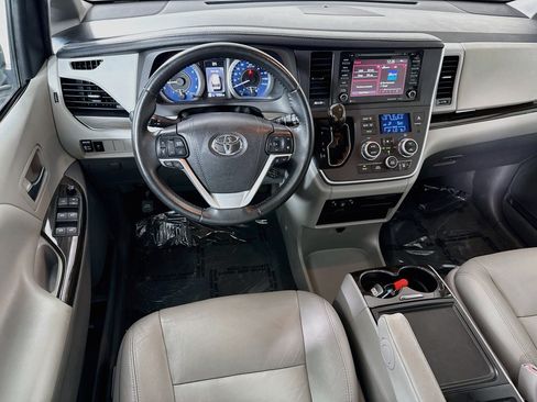 Used 2020 Toyota Sienna XLE FWD image 17