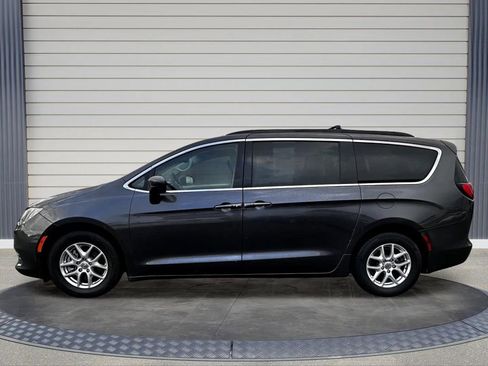 Used 2020 Chrysler Voyager Lxi image 4