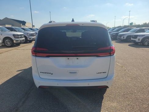 Used 2025 Chrysler Pacifica Limited image 23