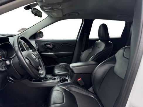 Used 2019 Jeep Cherokee Latitude Plus w/ Cold Weather Group FWD image 9