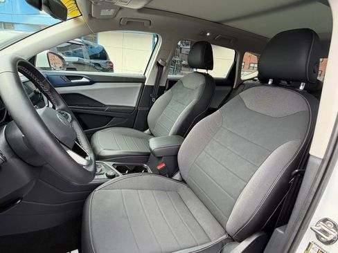 Used 2022 Volkswagen Taos SE image 16