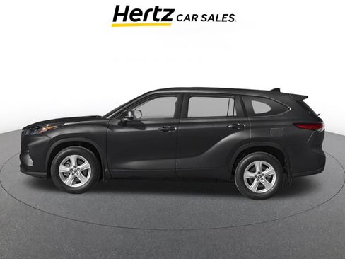 Used 2025 Toyota Highlander LE FWD image 3