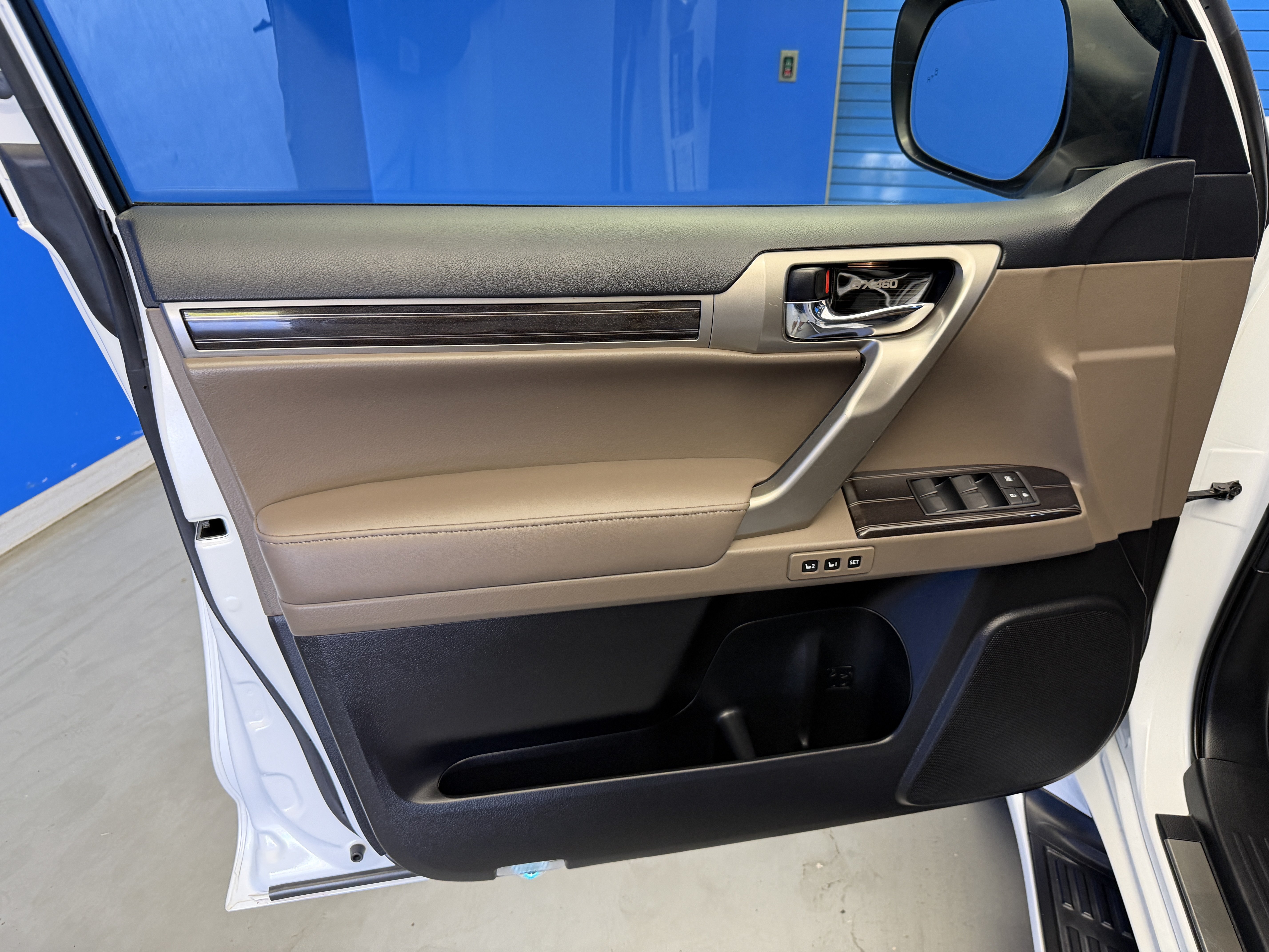 Used 2020 Lexus GX 460 Luxury w/ Accessory Package AWD/4WD image 9