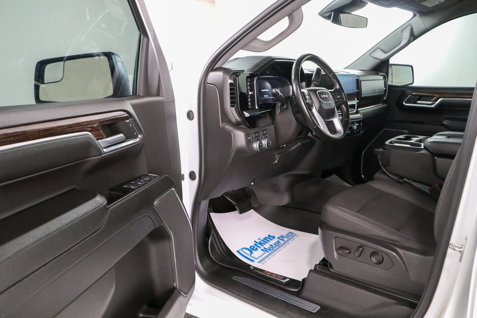 Used 2024 GMC Sierra 1500 Elevation AWD/4WD image 3