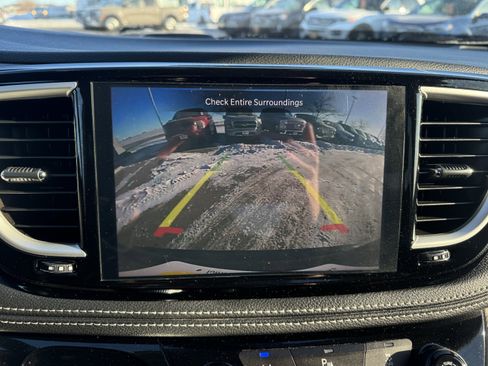 Used 2024 Chrysler Pacifica Select image 23