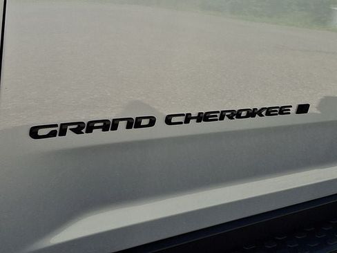 Used 2025 Jeep Grand Cherokee Altitude AWD/4WD image 28