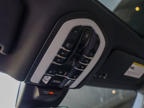 Certified 2024 Porsche Macan AWD/4WD image 26