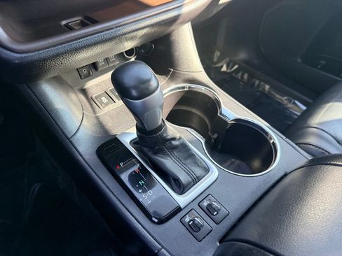 Used 2018 Toyota Highlander XLE AWD/4WD image 23