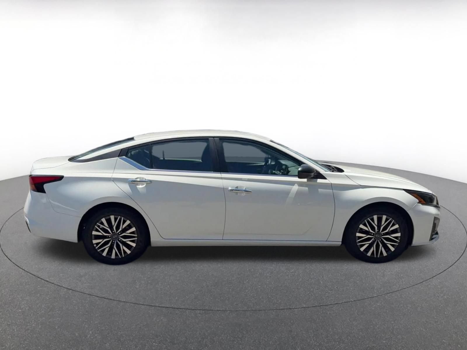 Used 2025 Nissan Altima 2.5 SV FWD image 15