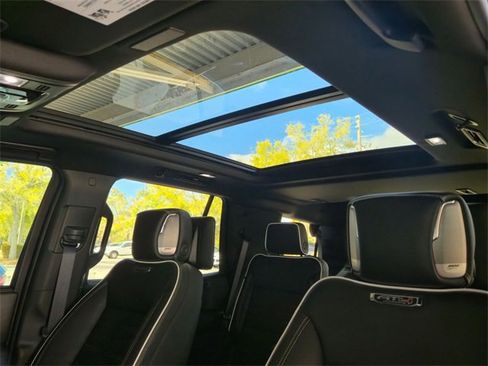 Used 2026 GMC Yukon AT4 Ultimate w/ LPO, Illumination Package image 23