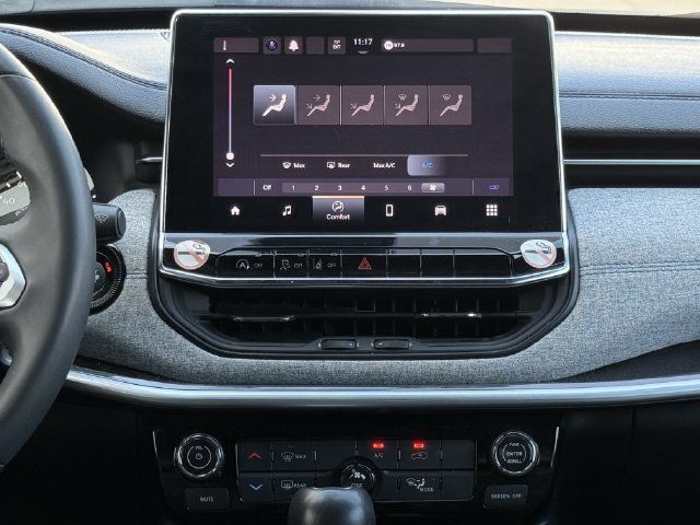 Used 2024 Jeep Compass Latitude AWD/4WD image 16