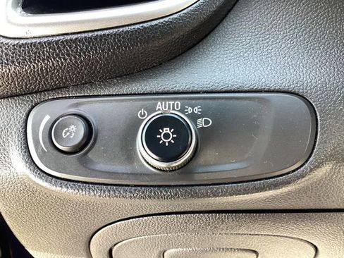 Used 2021 Chevrolet Trax LT w/ LT Convenience Package image 13