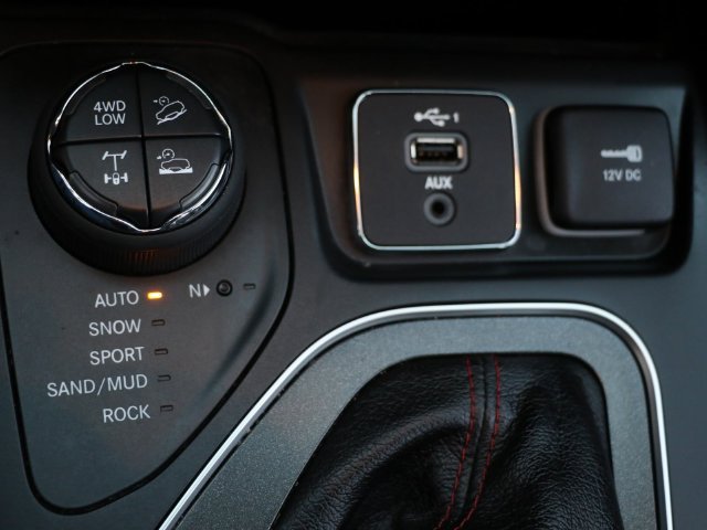 Used 2021 Jeep Cherokee Trailhawk AWD/4WD image 26