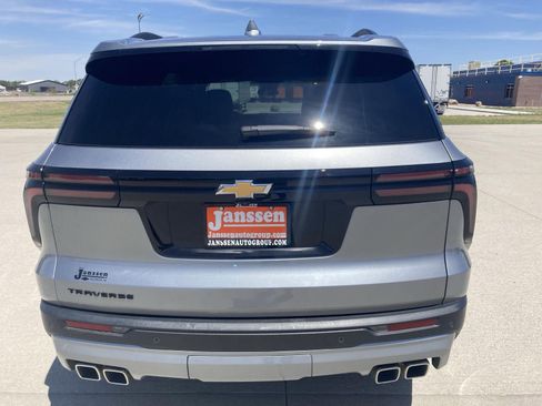 Used 2025 Chevrolet Traverse LT FWD image 3