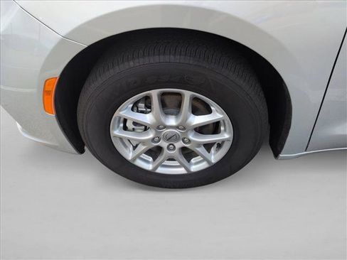 Used 2024 Chrysler Pacifica Touring-L image 24