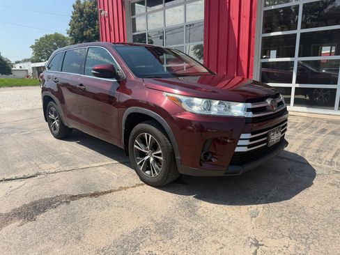 Used 2018 Toyota Highlander LE AWD/4WD image 2