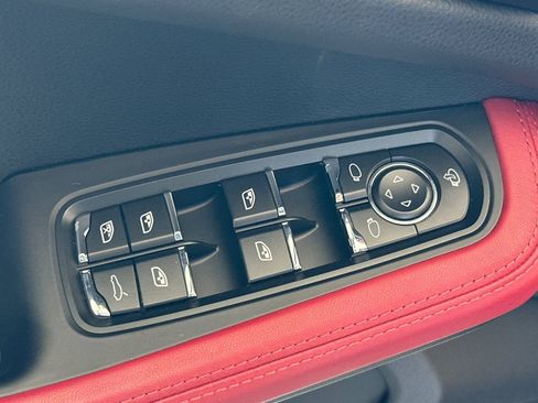 Used 2025 Porsche Macan image 13