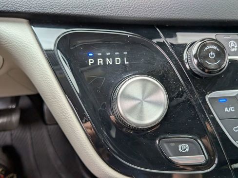 Used 2021 Chrysler Pacifica Touring-L FWD image 20