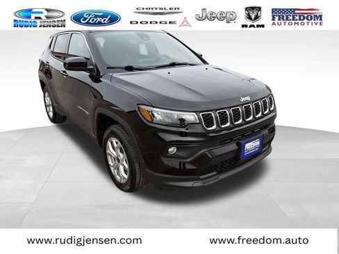 Used 2025 Jeep Compass Latitude w/ Sun & Sound Group AWD/4WD image 7