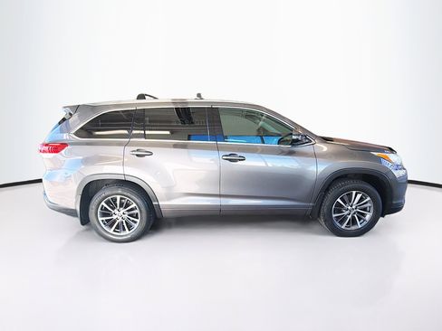 Used 2017 Toyota Highlander XLE image 10