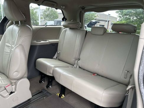 Used 2012 Toyota Sienna XLE FWD image 13