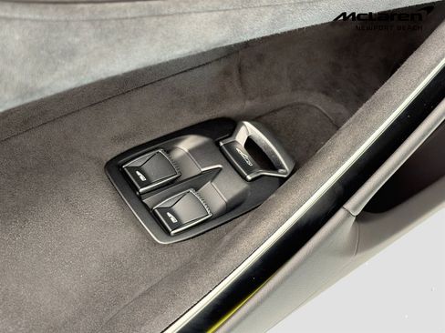 Used 2025 McLaren Artura RWD image 18