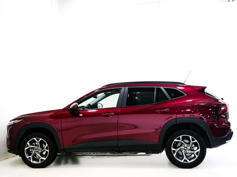 Used 2025 Chevrolet Trax LT FWD image 5