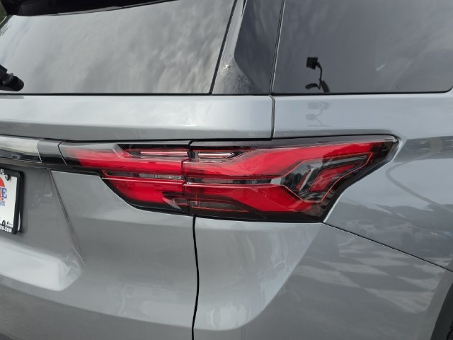 Used 2023 Chevrolet Traverse RS FWD image 11