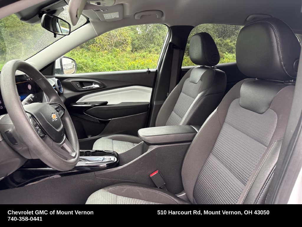 Used 2025 Chevrolet Trax LT FWD image 11