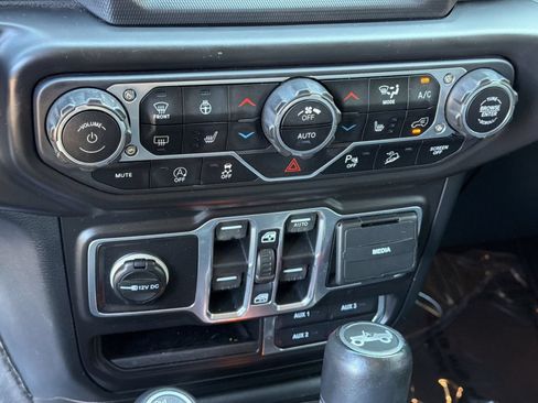 Used 2018 Jeep Wrangler Unlimited Sahara AWD/4WD image 16