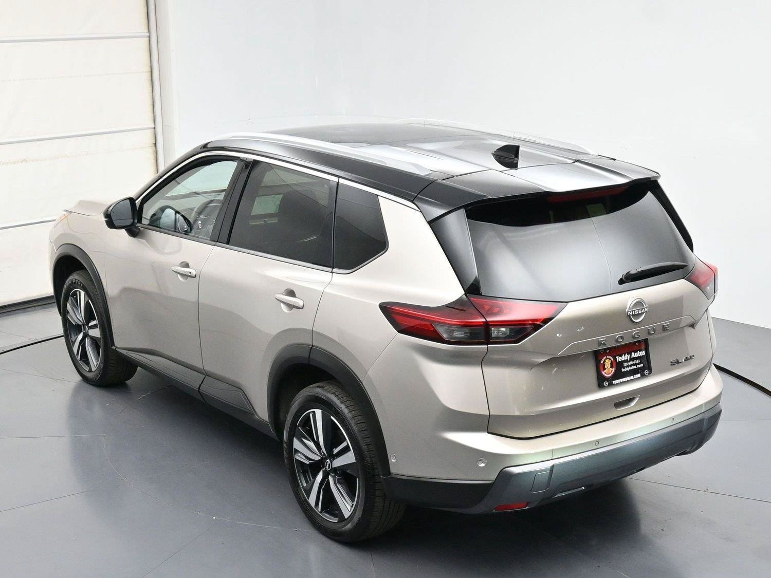 Certified 2025 Nissan Rogue SL w/ SL Premium Package AWD/4WD image 32