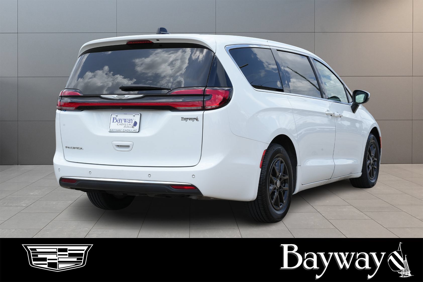 Used 2023 Chrysler Pacifica Touring-L FWD image 6
