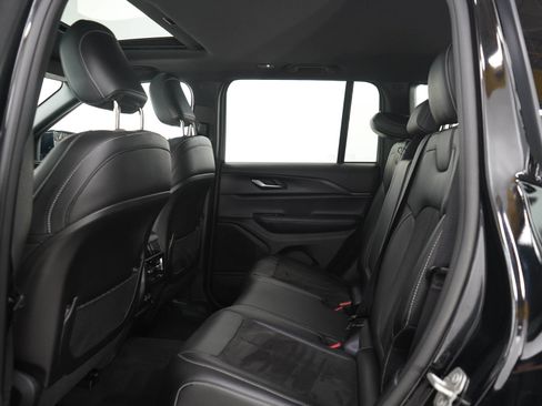 Used 2024 Jeep Grand Cherokee Altitude AWD/4WD image 15