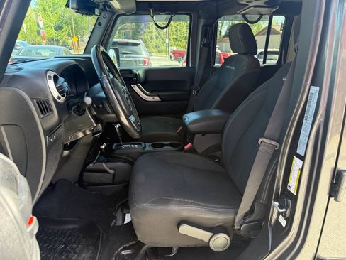 Used 2017 Jeep Wrangler Unlimited Rubicon w/ Connectivity Group AWD/4WD image 4