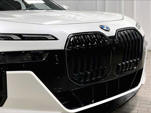 Used 2025 BMW 760i xDrive w/ Premium Package image 33