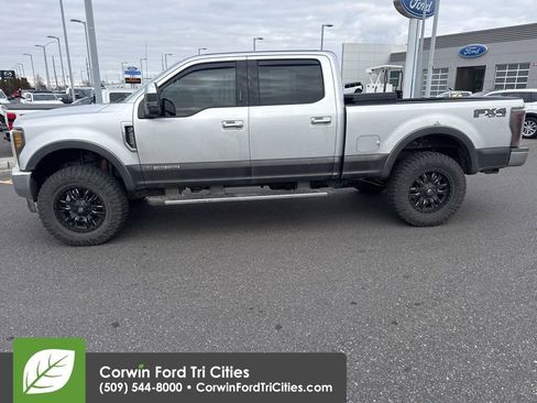Used 2017 Ford F250 Lariat w/ Chrome Package image 7