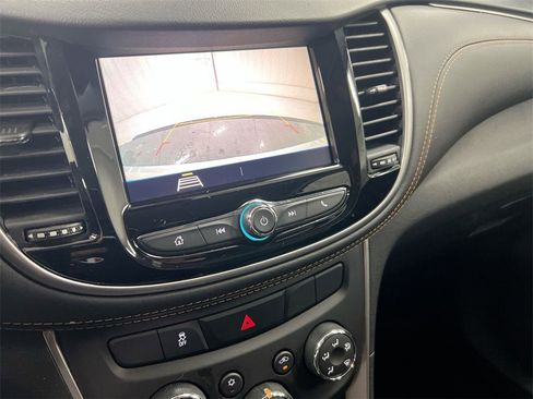 Used 2022 Chevrolet Trax LT w/ LT Convenience Package image 14